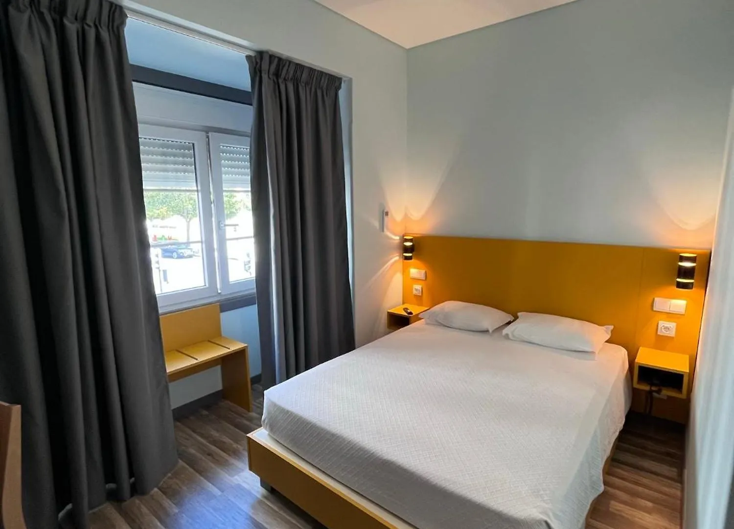 Fonte Luminosa Guest House Lisbon 2*,  Portugal